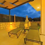 Villa Unique 1 *